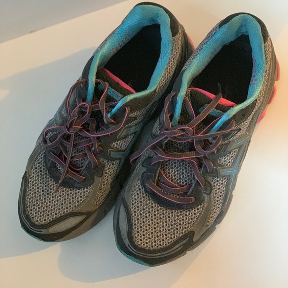 Woman’s ASICS athletic shoe - Picture 5 of 7